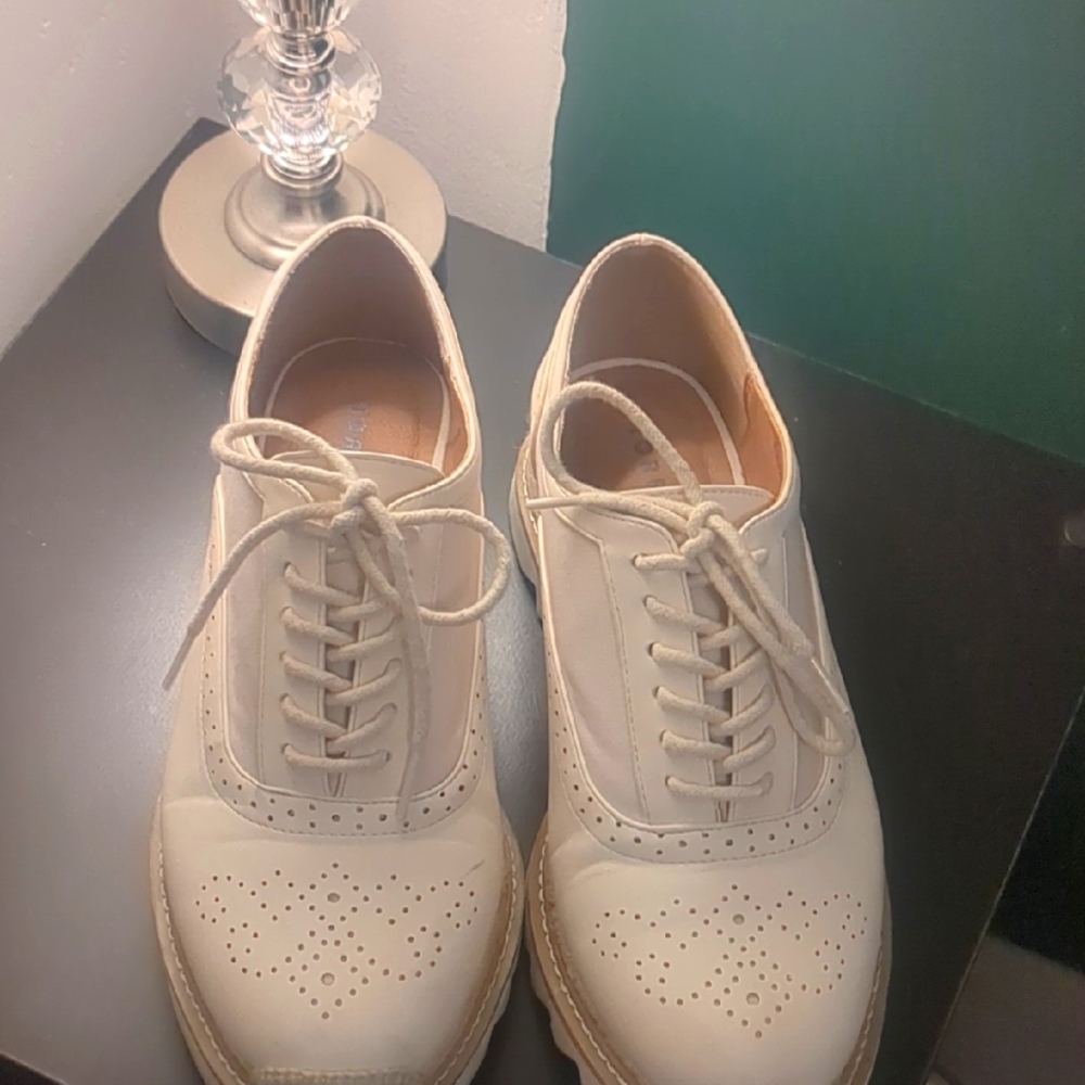 Women's Cream Lace-Up Brogues
